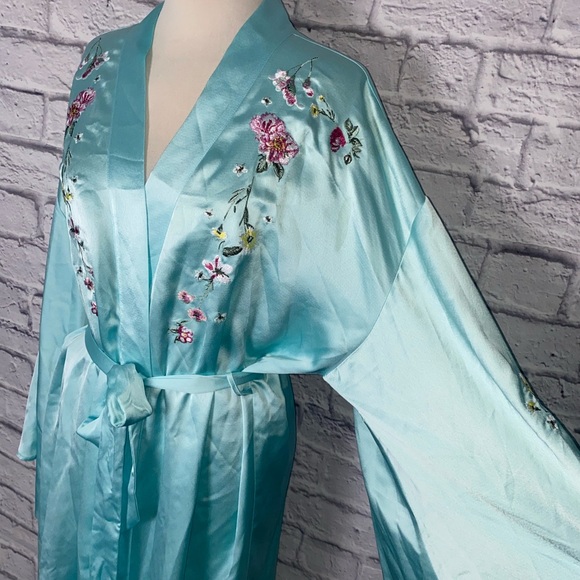 Victoria’s Secret NWT Seafoam Green Embroidered Robe. Kimono Sleeves. Size M/L. - Picture 13 of 16